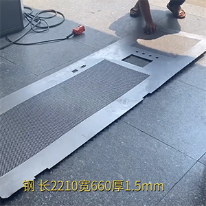 1.5mm厚機(jī)柜網(wǎng)板矯平機(jī)-高精密機(jī)箱機(jī)柜整平機(jī)-一次校平，沖孔網(wǎng)無反彈